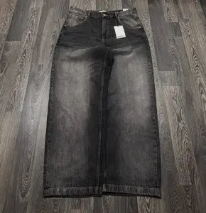 Baggy джинсы BERSHKA  .