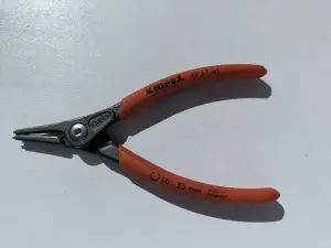 Knipex 49 11 A1 — съёмник стопорных колец Ø 10–25 мм (Made in Germany)