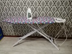 Гладильная доска с утюгом
