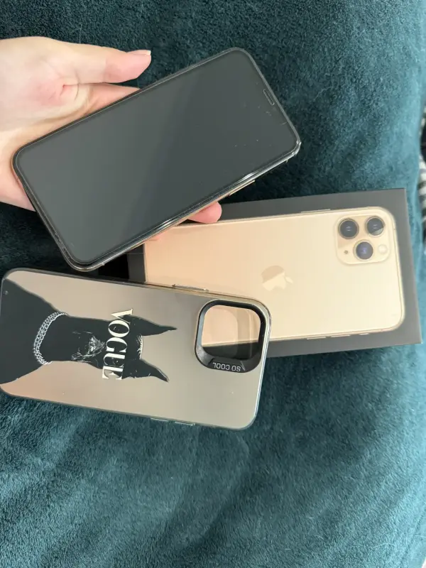 Телефон Apple iPhone 11 pro золотистый