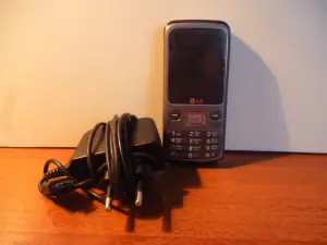 Мобильный телефон LG КМ 330