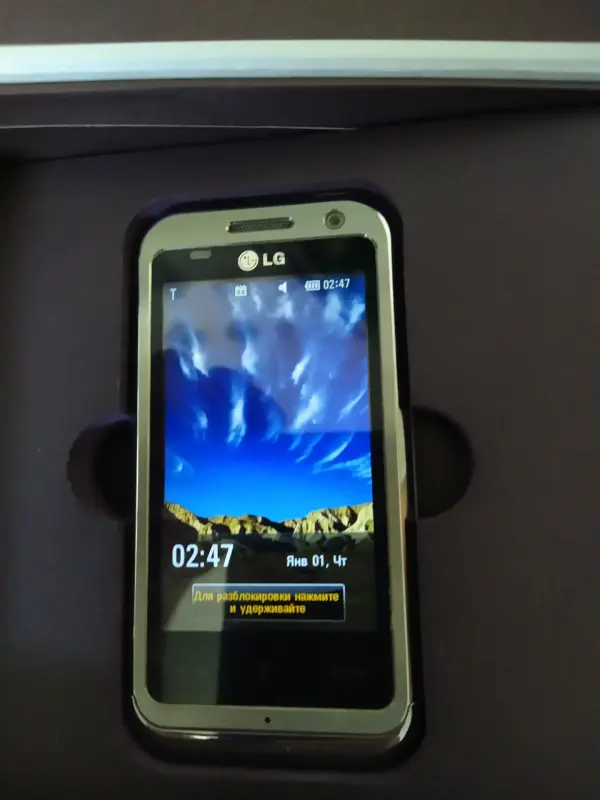 мобильный телефон LG KM900