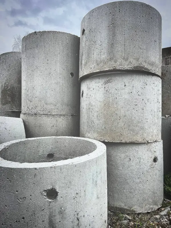 Кольца бетонные и крышки.