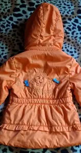 Куртка оранжевая на 4-6лет на девочку, б.у с воротником