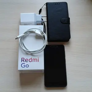 Смартфон Xiaomi Redmi Go + чехол, стекло, карта памяти