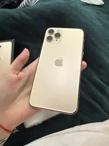 Телефон Apple iPhone 11 pro золотистый