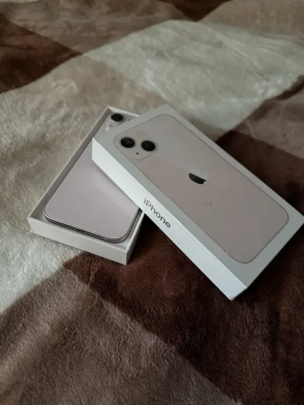 Телефон iPhone 13