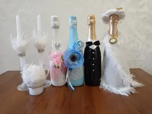 Свадебное шампанское,свечи и бокалы.