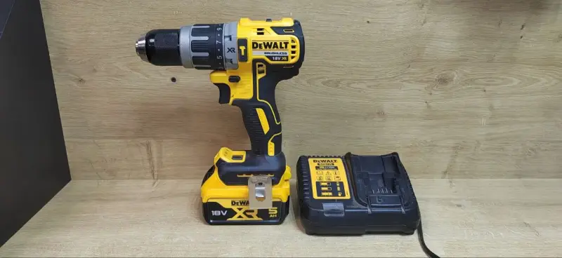Ударная дрель-шуруповерт DeWalt DCD796P2 (а.46-045244)