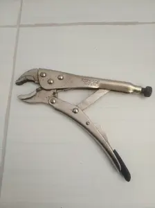 Клещи зажимные с зажимом