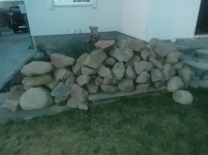 Камни.