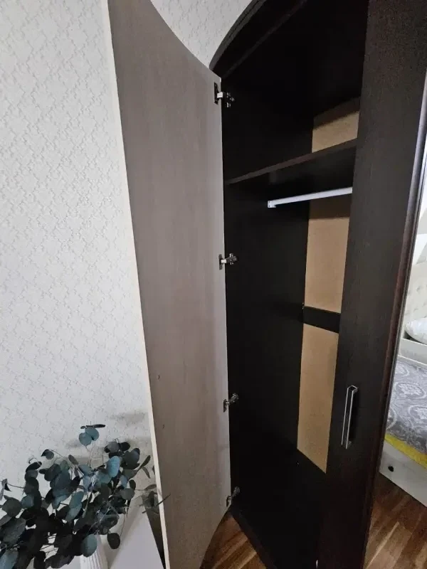 Шкаф трехсекционный