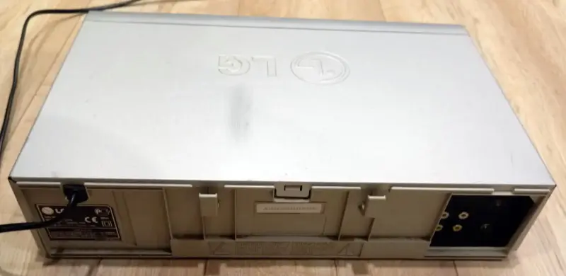 Видеомагнитофон LG L418