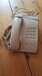 Стационарный кнопочный телефон