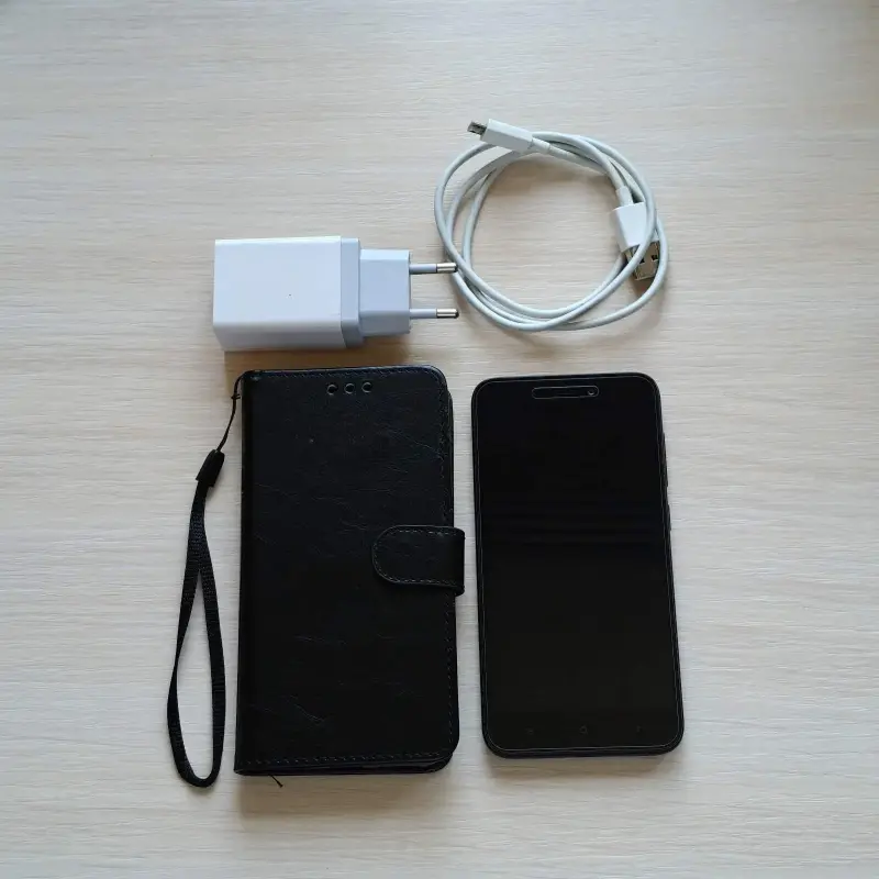 Смартфон Xiaomi Redmi Go + чехол, стекло, карта памяти