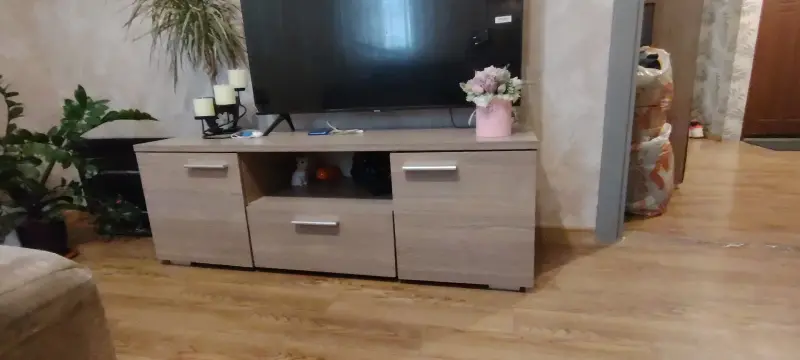 Тумба под телевизор и шкаф витрина.