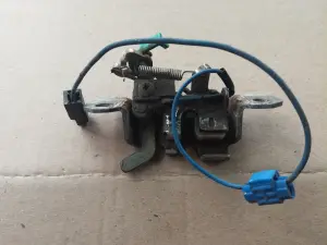 Замок багажника Mazda 323 BG