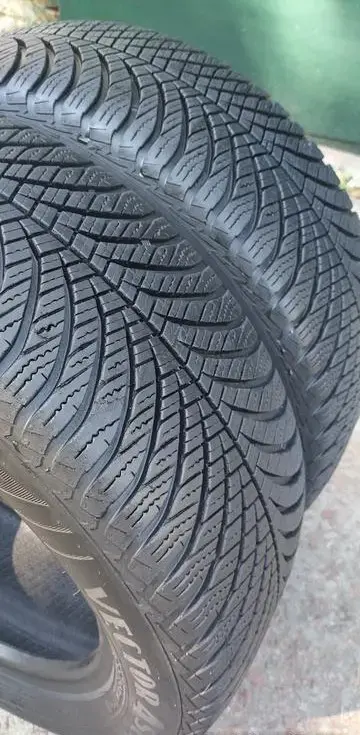 Зимние шины GOODYEAR 205/55 R16 2шт.