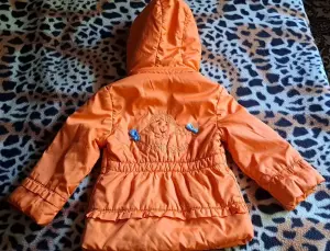 Куртка оранжевая на 4-6лет на девочку, б.у с воротником