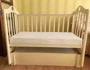 Детская кроватка с маятником и ящиком