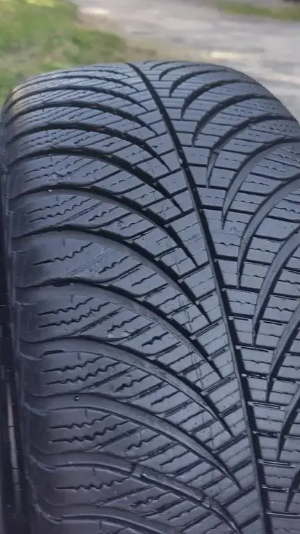 Зимние шины GOODYEAR 205/55 R16 2шт.