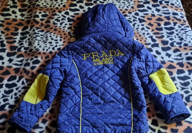 Куртка синяя с желтыми вставками на мальчика 4-6лет, р.116, б.у с капюшоном