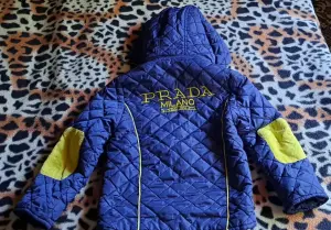 Куртка синяя с желтыми вставками на мальчика 4-6лет, р.116, б.у с капюшоном