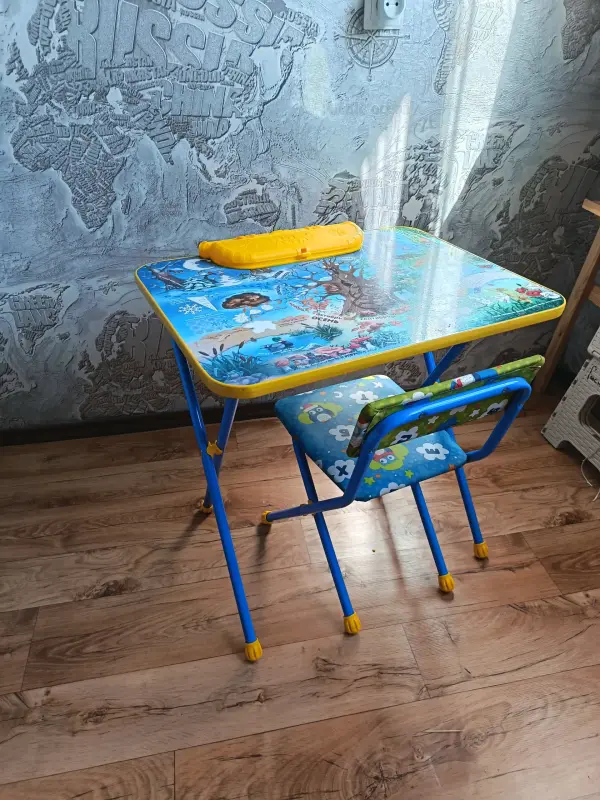 Детский стол со стулом