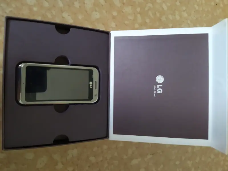 мобильный телефон LG KM900