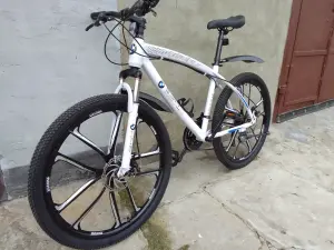 Велосипед BMW на литых дисках