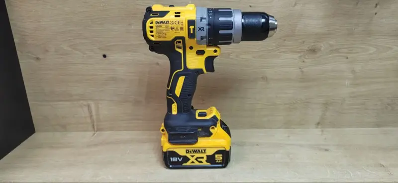 Ударная дрель-шуруповерт DeWalt DCD796P2 (а.46-045244)