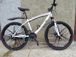 Велосипед BMW на литых дисках