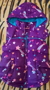 Куртка-жилетка фиолетовая в звезды на флисе на девочку, на 6-8лет, б.у