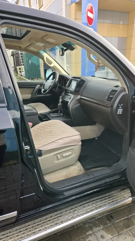 TOYOTA LAND CRUISER 200