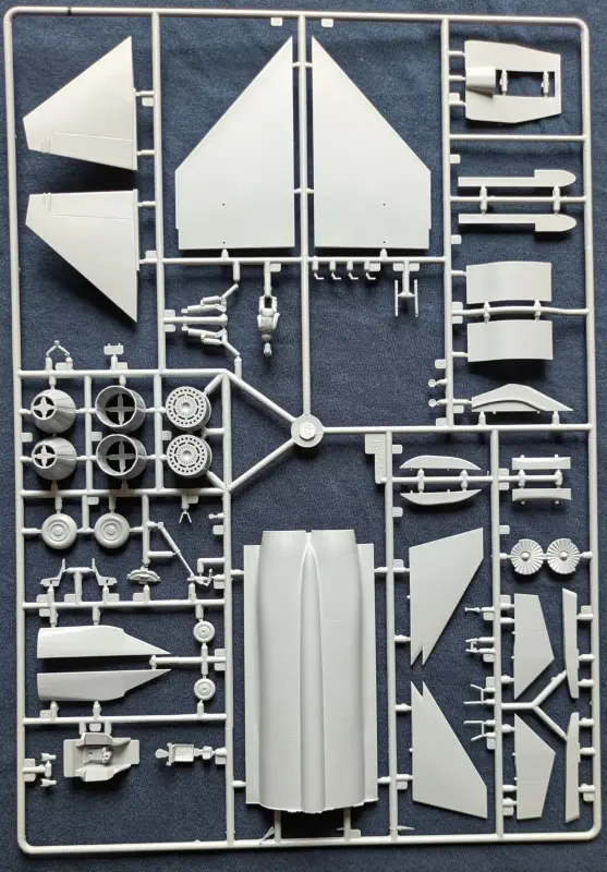 Сборная модель самолета МиГ 1.44 1:72 ZVEZDA