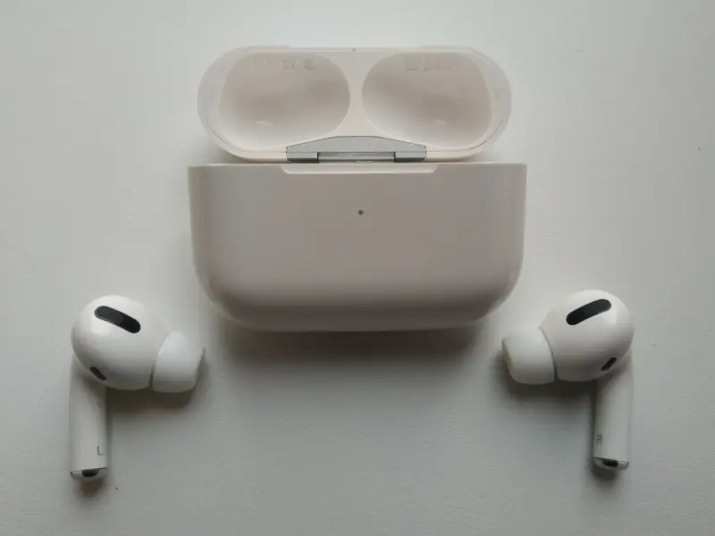 Беспроводные наушники Apple AirPods pro Редми Redmi AirDots 2. Амбюшоры промыты и протерты спиртом. Цена 35 р