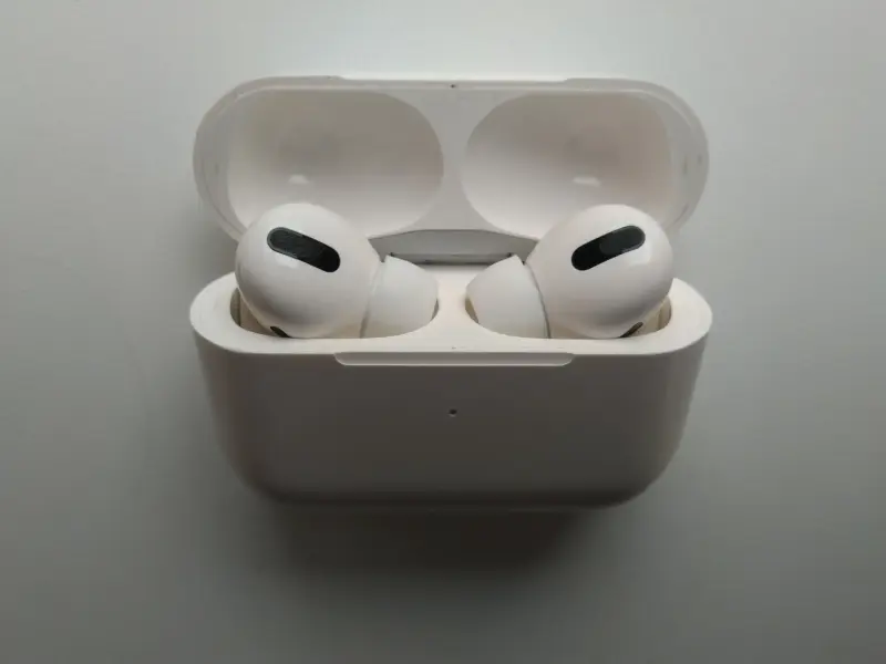 Беспроводные наушники Apple AirPods pro Редми Redmi AirDots 2. Амбюшоры промыты и протерты спиртом. Цена 35 р