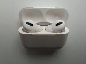 Беспроводные наушники Apple AirPods pro Редми Redmi AirDots 2. Амбюшоры промыты и протерты спиртом. Цена 35 р