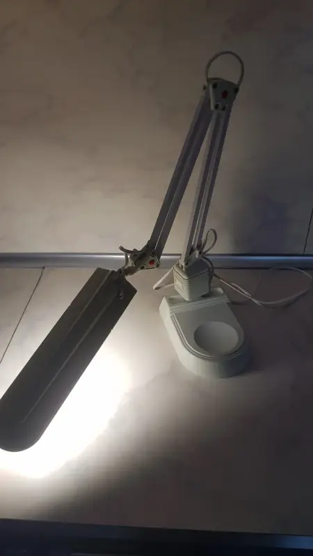 Настольная лампа дневного света