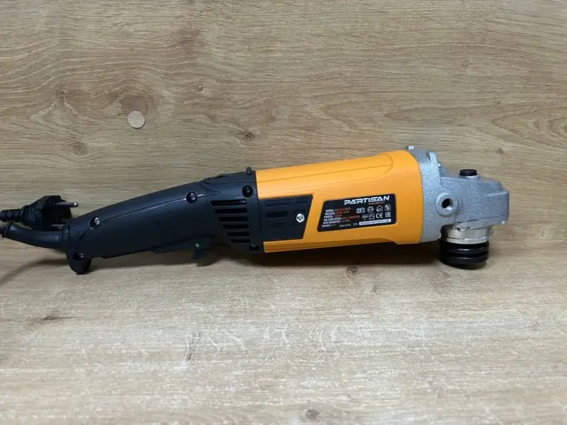 Угловая шлифмашина Partisan AG125-1100TV (а.45-046889)