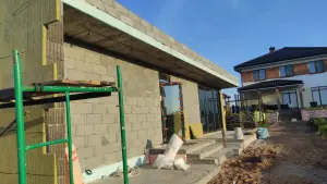 Укладка блоков, перегородок, заборных блоков
