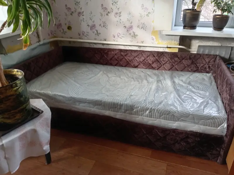 Кровать 90* 200 с новым матрасом