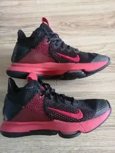 Кроссовки баскетбольные Nike LeBron Witness 4