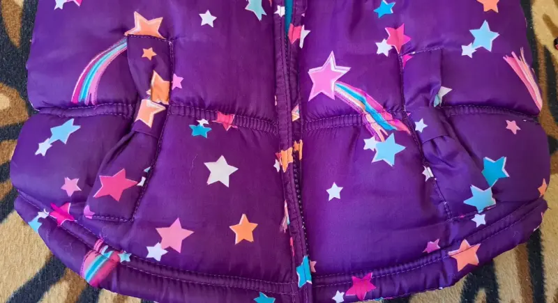 Куртка-жилетка фиолетовая в звезды на флисе на девочку, на 6-8лет, б.у