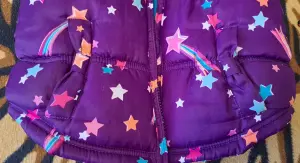 Куртка-жилетка фиолетовая в звезды на флисе на девочку, на 6-8лет, б.у