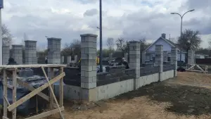 Укладка блоков, перегородок, заборных блоков