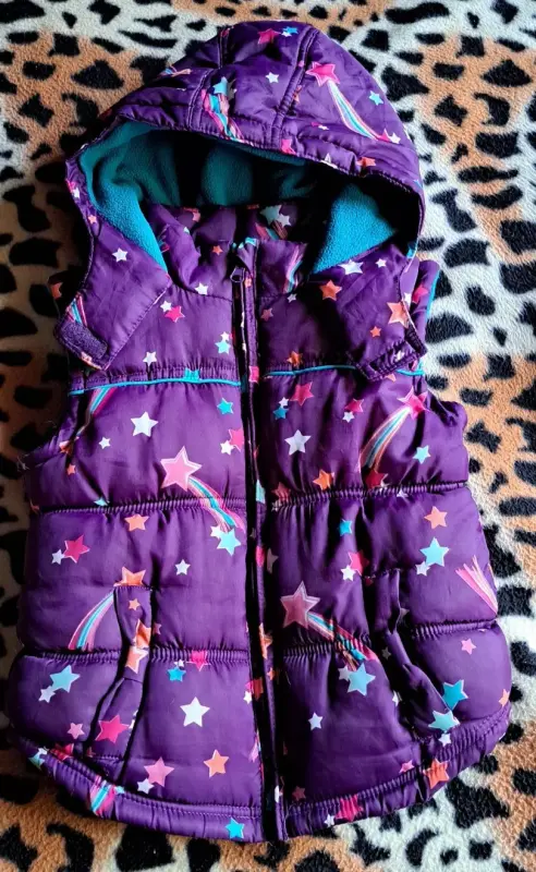 Куртка-жилетка фиолетовая в звезды на флисе на девочку, на 6-8лет, б.у