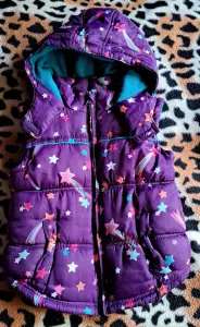 Куртка-жилетка фиолетовая в звезды на флисе на девочку, на 6-8лет, б.у