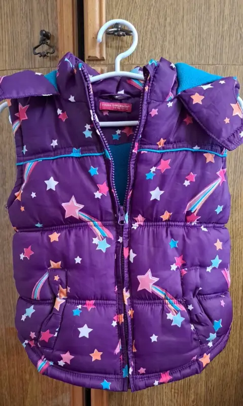 Куртка-жилетка фиолетовая в звезды на флисе на девочку, на 6-8лет, б.у