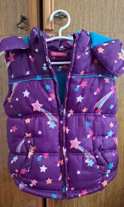 Куртка-жилетка фиолетовая в звезды на флисе на девочку, на 6-8лет, б.у